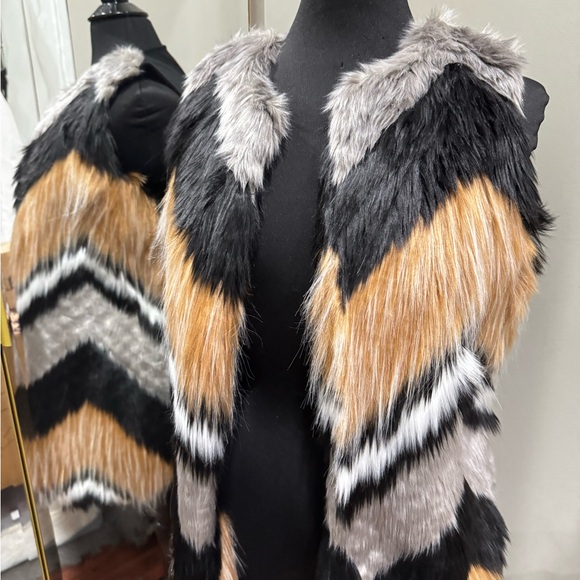 Bar III Black, Gray, and Tan Chevron Teddy Jacket - Picture 4 of 4